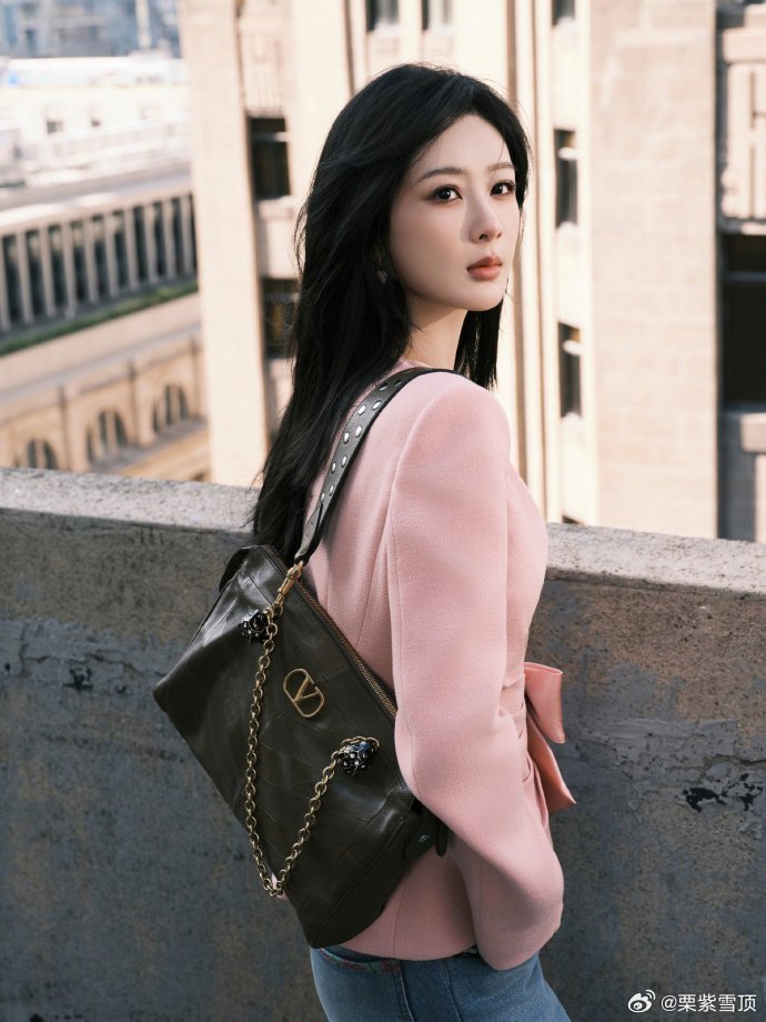 来看娱乐杨紫粉西装天台氛围感杨紫都市轻熟风杨紫冲冲冲！作为粉丝真的好骄傲，一