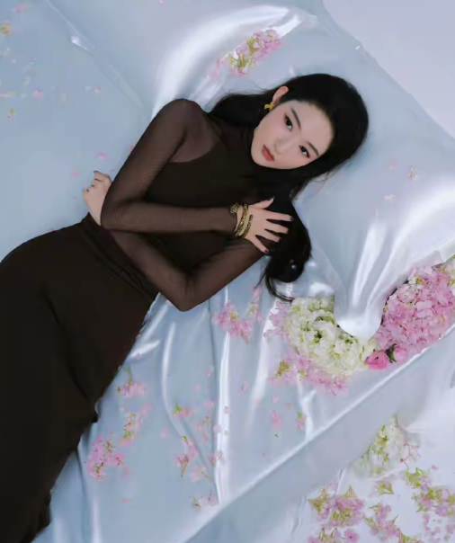 王玉雯身穿透纱紧身裙前凸后翘