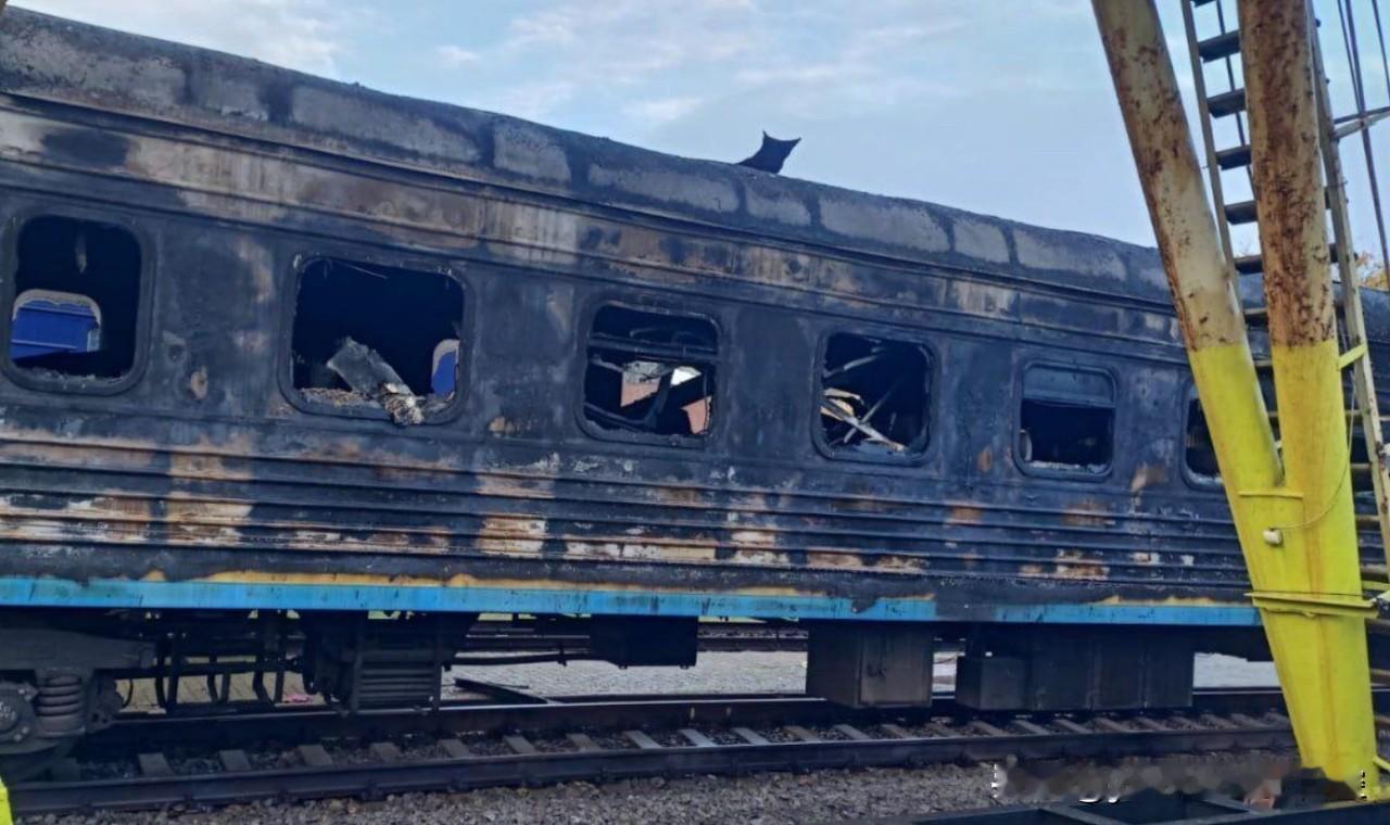 苏梅州和哈尔科夫州铁路设施昨夜遭俄军打击，列车、铁轨和仓库报废了不少。俄军不是炸