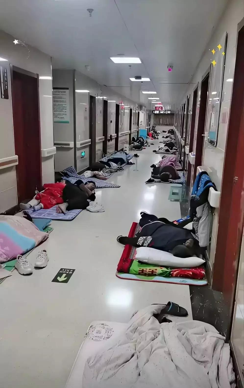 凌晨三点的医院走廊：留灯让家属打地铺，这才是医者仁心的真相！凌晨三点，城市