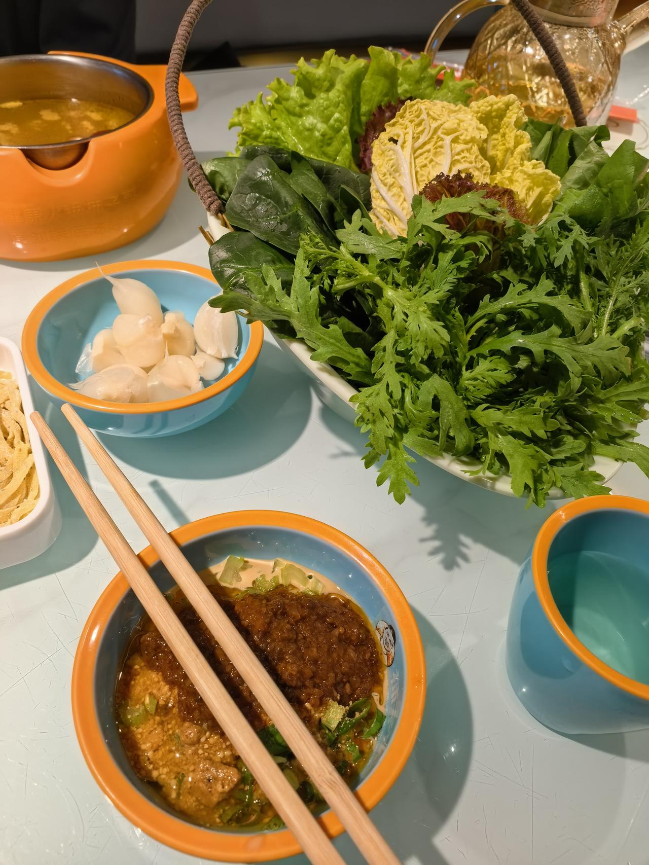 今天早上，在小区门外的早市上，看到一个猪肉摊位上的猪肉特别鲜，肉肥肥的。摊位上的