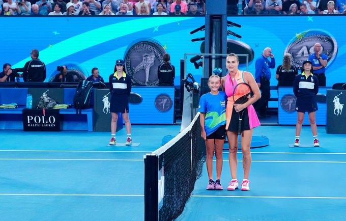 斯维托利娜在赛前和赛后拒绝与萨巴伦卡合影。所以，世界第一决定和这个小女孩合影。