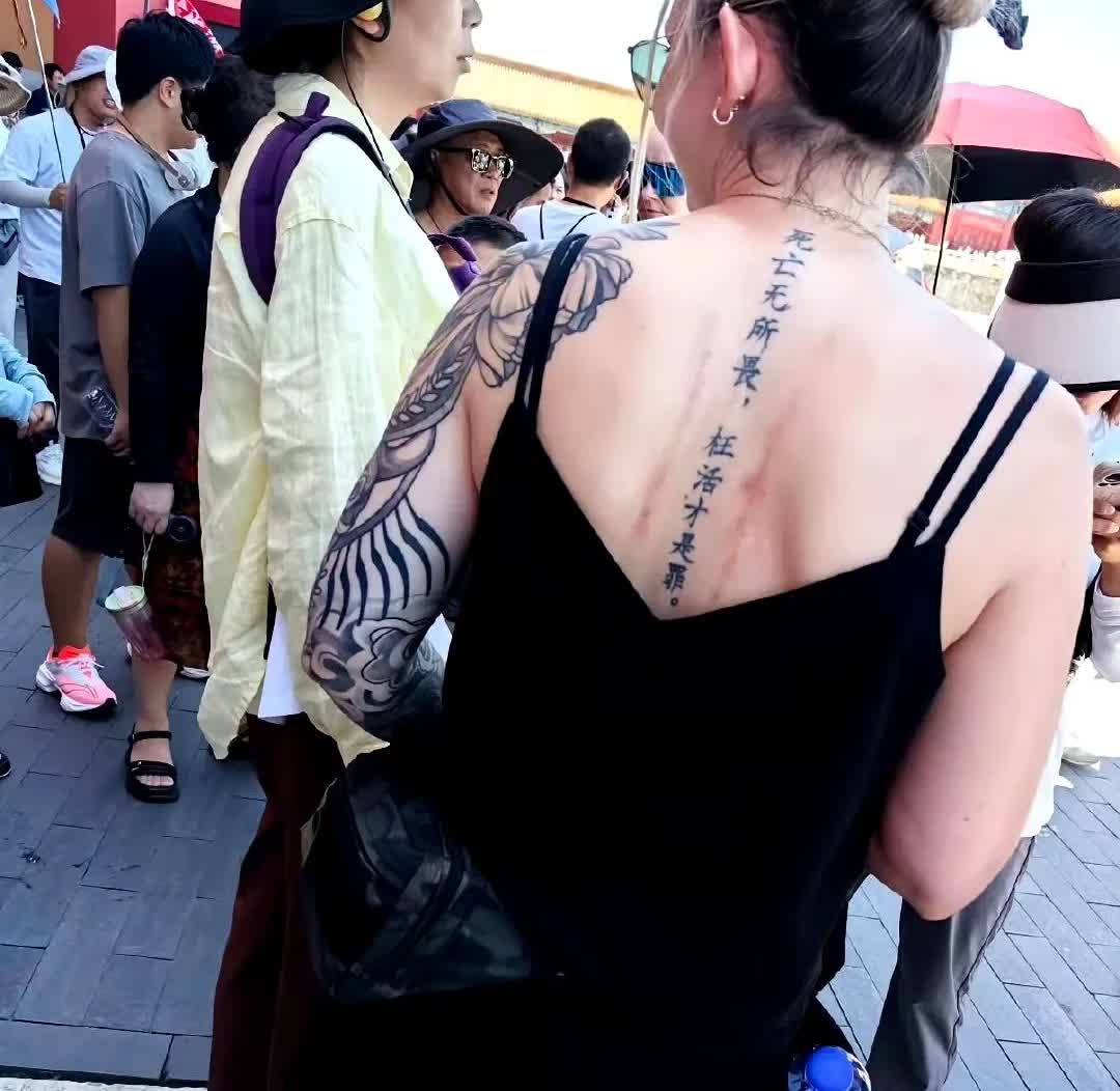国外女子在山西阳朔，看看她的纹身挺有意思！这位美女应该是有个中国男友！现在阳