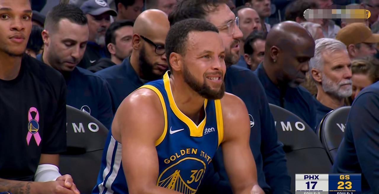 勇士超级射手库里不愧有“三分之神”的美誉！在今天勇士主场迎战太阳的比赛中，目前双