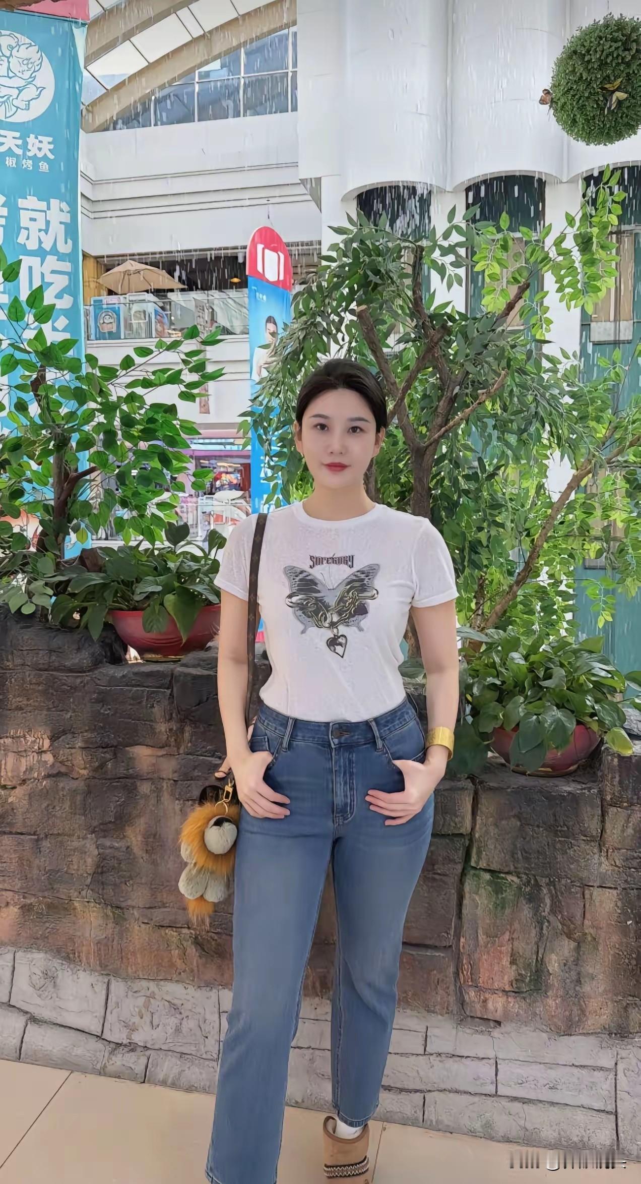 简约牛仔裤搭配白色T恤，轻松自在的一天！🌞👗👖