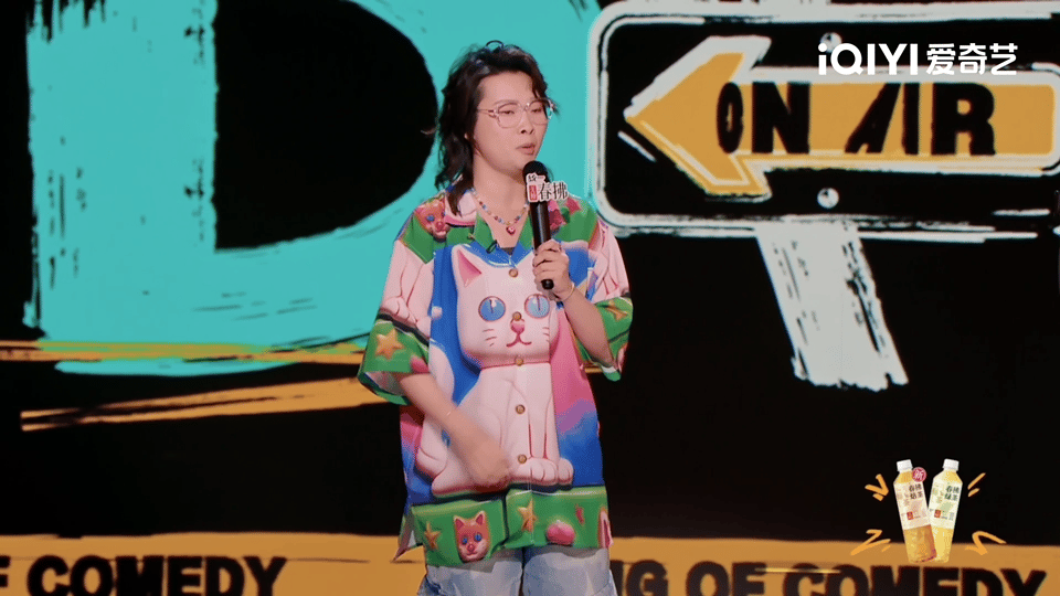 嘻哈脱口秀好有画面感喜剧之王单口季马东当气氛组组长的忙碌身影，被嘻哈讲得像小