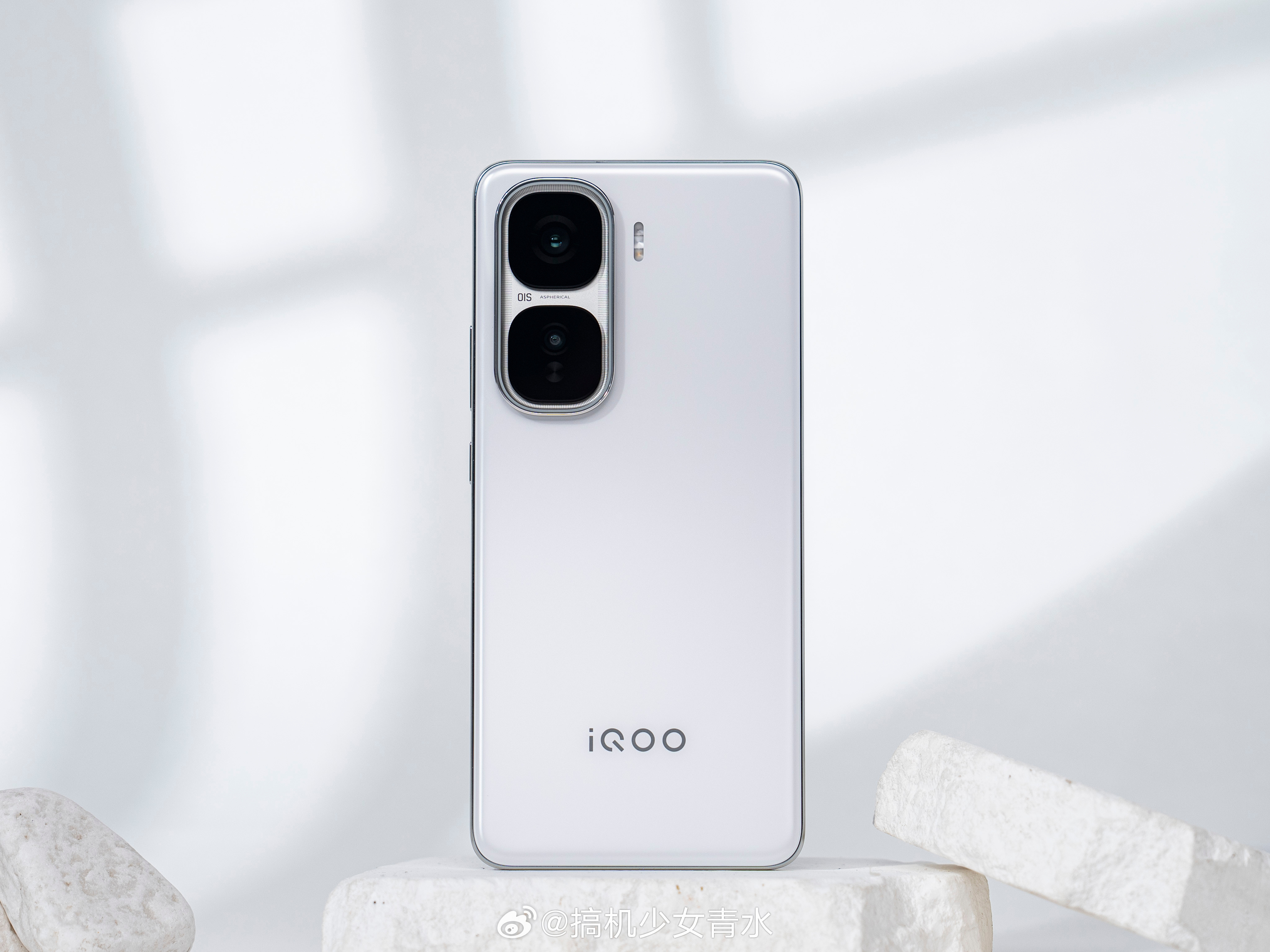 iqoo又是一款超长续航的“游戏机”。iQOONeo10Pro+驰