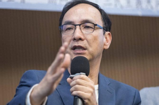 新加坡联合早报今日报道：“国民党主席朱立伦以纳粹领袖希特勒类比赖清德后，德国在台