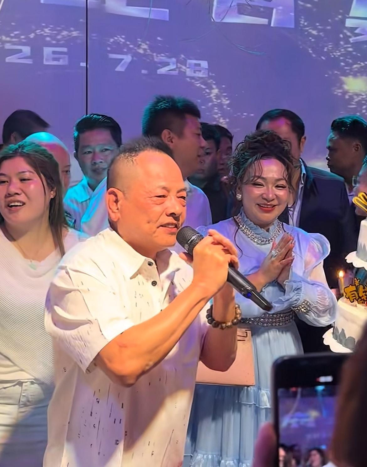 崩牙驹在老挝的实力也不行啊，生日会选在KTV里面不过大蛋糕非常霸气，足足有九层