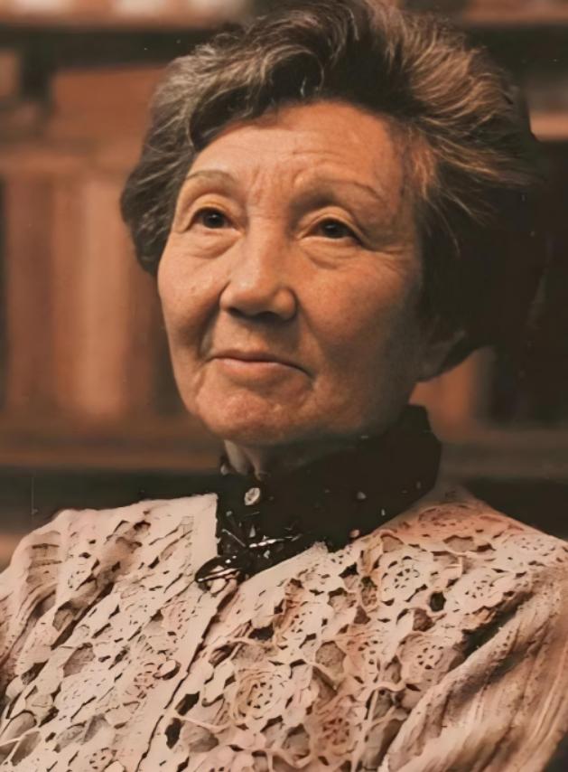 1999年，80岁翻译家杨苡丧偶，她坚决不去养老院、不靠子女，用5万块钱跟保姆签