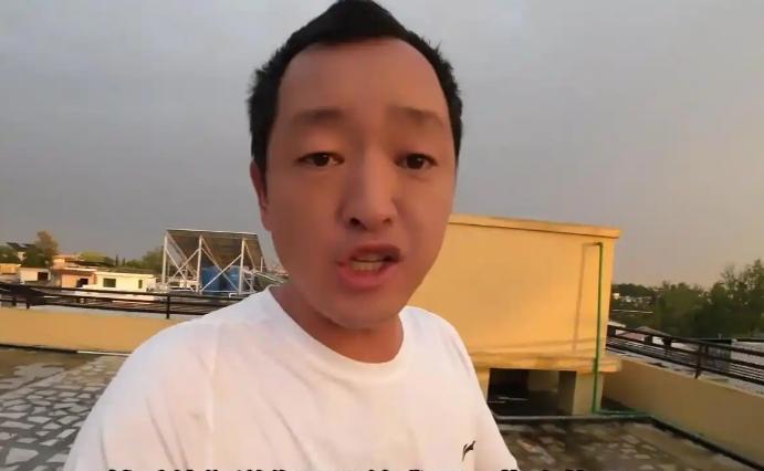 中国男子在巴基斯坦旅游，被一群流浪汉围堵要钱。男子觉得他们有手有脚，应该自食其力