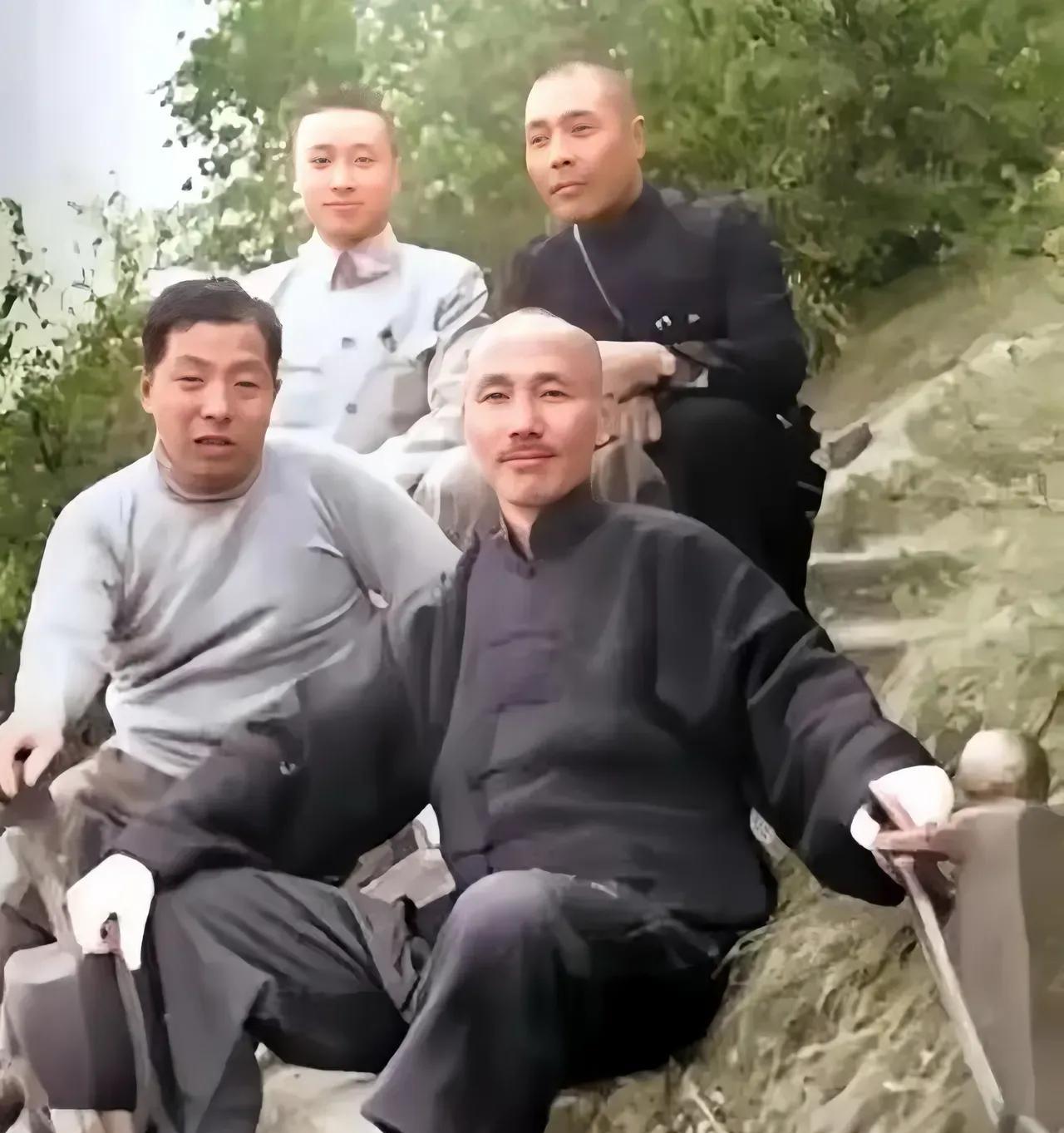 观蒋张华山旧照有感——西安事变发生以前，张学良陪蒋介石爬华山铁岭烽烟鬓未凋，