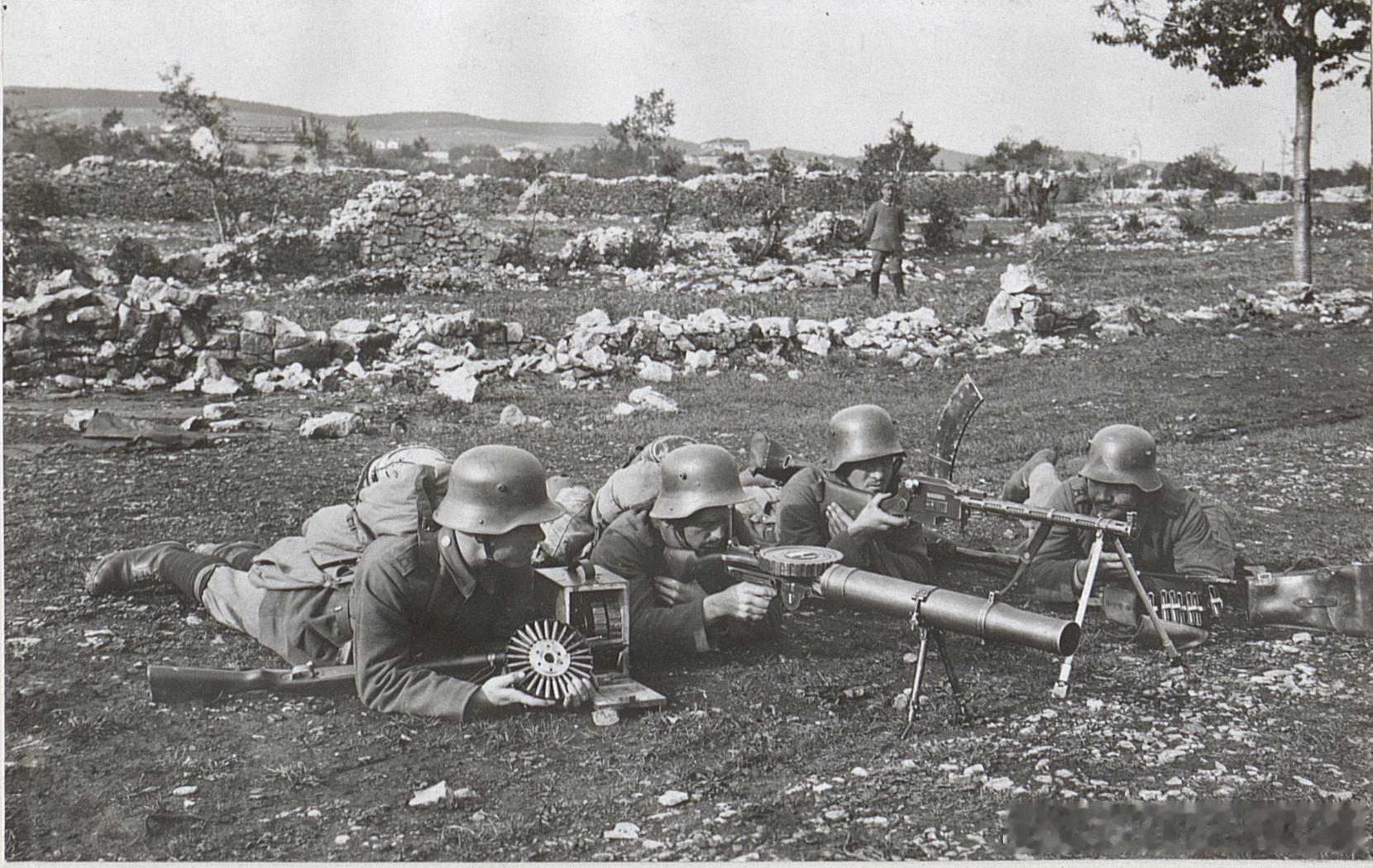 1917年10月，在第十二次伊松佐河战役前夕，德国士兵正在使用刘易斯机枪和麦德森