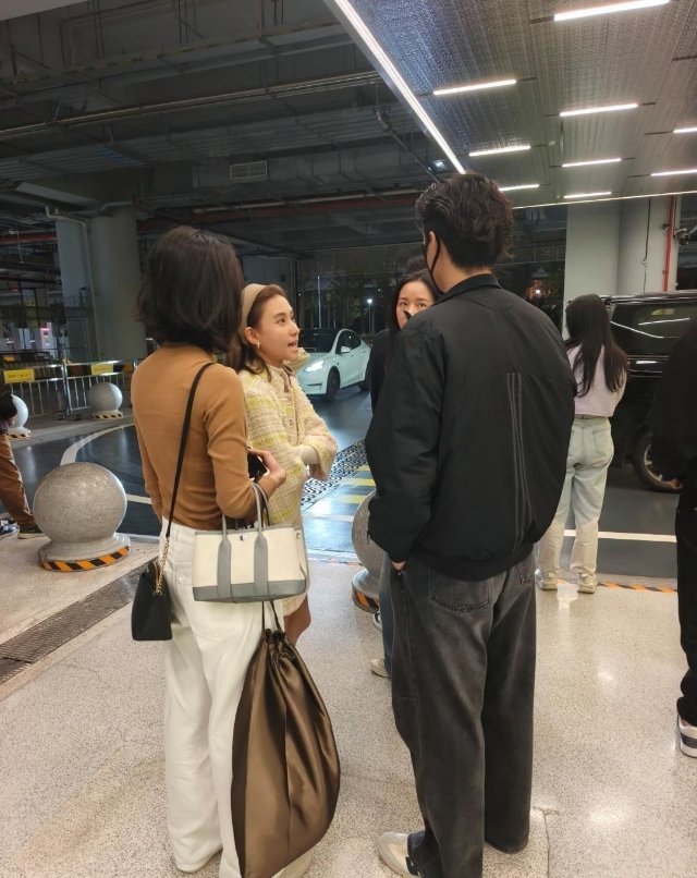 35岁何超莲在澳门被偶遇，她现实中真人看起来好一般啊！穿着一身名牌也不像富家千金，气质太土了，身材又