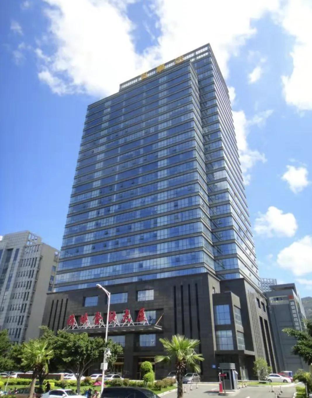 【起拍价1.8亿！福州东江滨一知名江景大楼拍卖】日前，据阿里法拍平台显示：位于