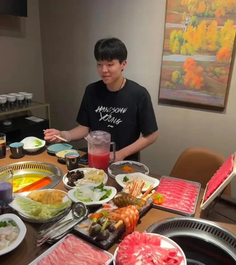 一次50美元任吃！杨瀚森在拉斯维加斯吃自助火锅，一次50美元任吃，小杨能吃回本吗