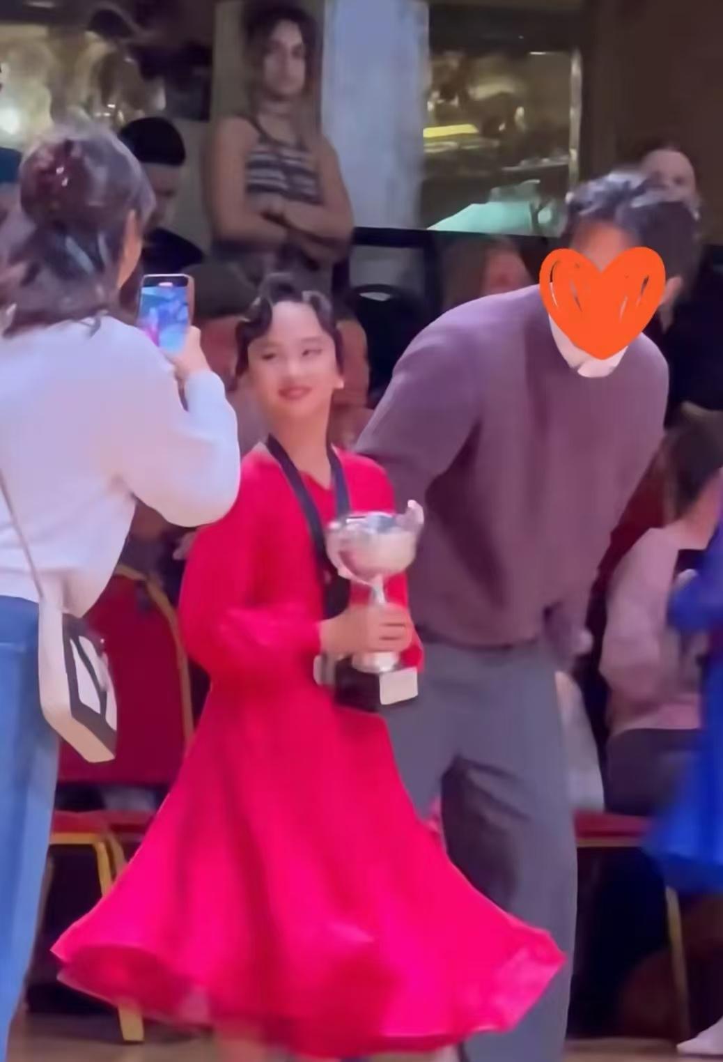 网友分析邓超和孙俪女儿拉丁舞之所以可以夺冠的原因，让人笑半天。小花妹妹在英国举