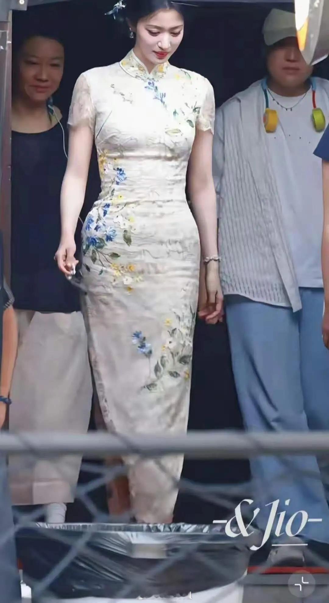 王楚然这旗袍怎么怪怪的脸是美的衣服是不是太紧身了？剧组如果一味追求网感一点质