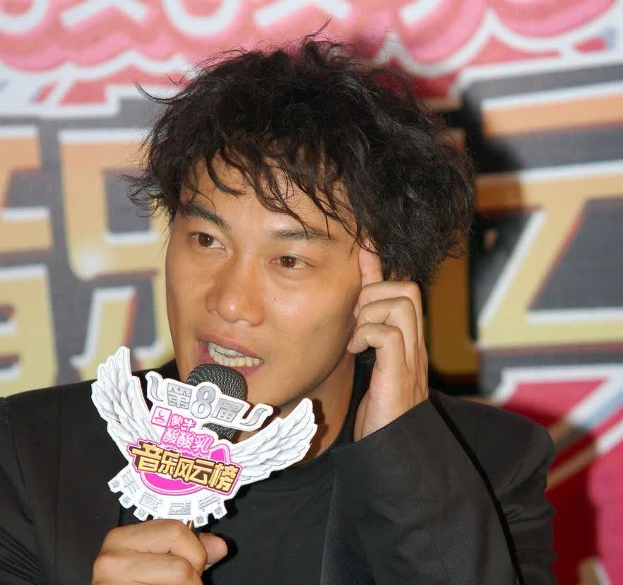 我问我老公：陈奕迅明明病着，为啥非要发张图说自己没事？我老公说：有人咒他