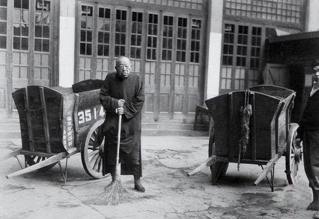 51年，陈毅让83岁的黄金荣扫大街，蒋介石得知后感叹：陈毅真厉害。黄金荣从