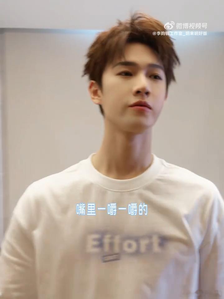 李昀锐眼皮比本人先下班李昀锐“我玩你配音vlog”里，才发现小李也会自己化妆