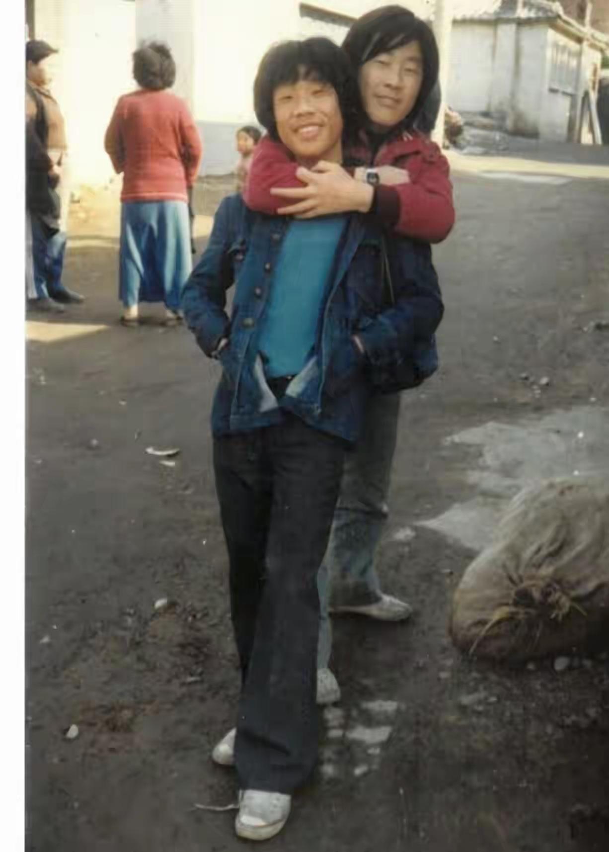 1980年照片里穿红衣的李在明和工友竟有点长得像，谁能想到几十年后他成了韩国总统