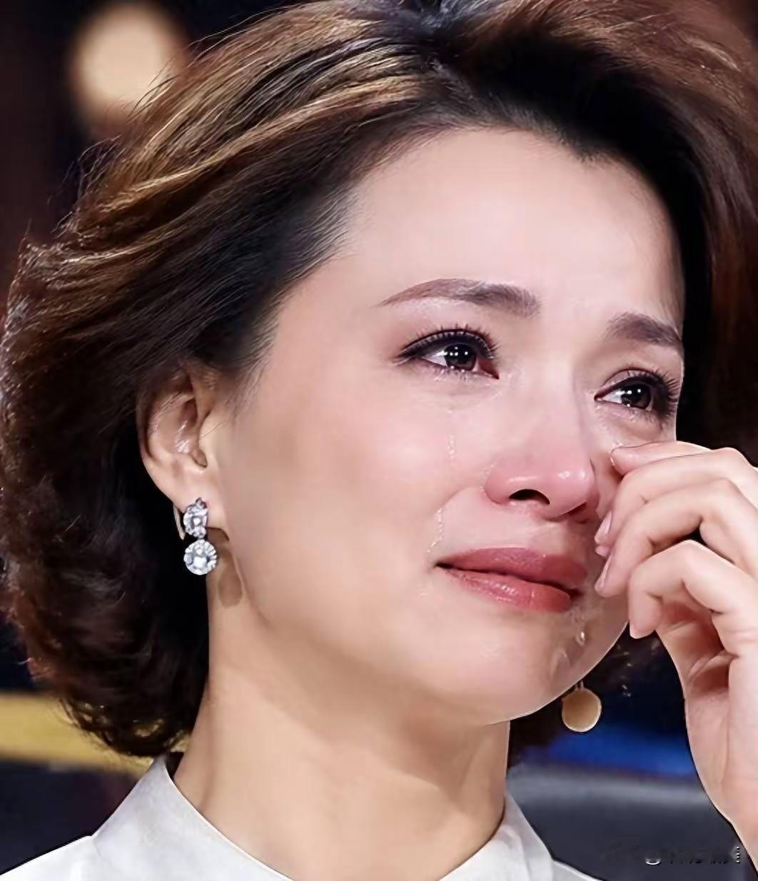 节目被取消后，52岁的董卿，哭了吗？都说男儿有泪不轻弹，相信董卿也是一样！多