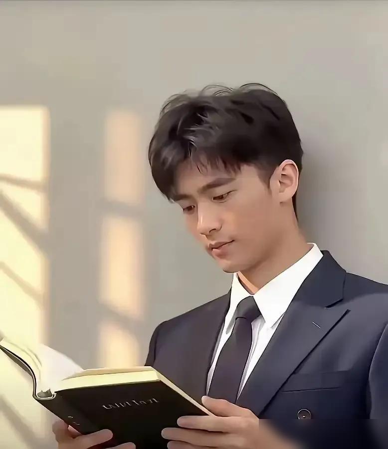 张柏芝被前经纪人坑进官司，人在英国念书的17岁儿子谢振轩急得团团转。她这事儿