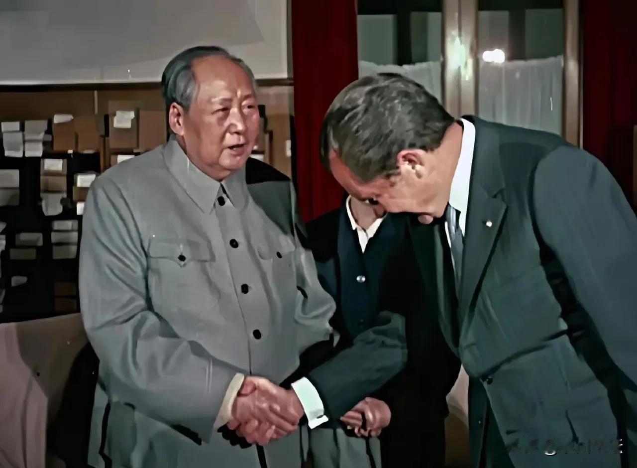 基辛格五次见到毛主席，晚年回忆道：“毛泽东这样的伟人根本就是任何人都无法复制的！