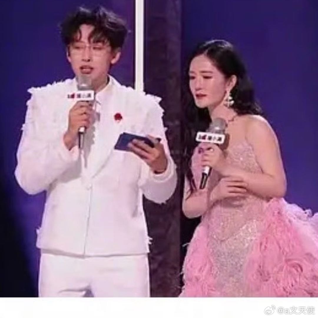 在《乘风2026》初舞台直播中，主持人谢娜的提词器内容引发了广泛关注。其提词器仅