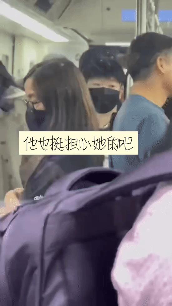 在机场摆渡车上的莎火俩，一个站着身旁全是人，一个找个角落坐着，大头还隔着玻璃时不
