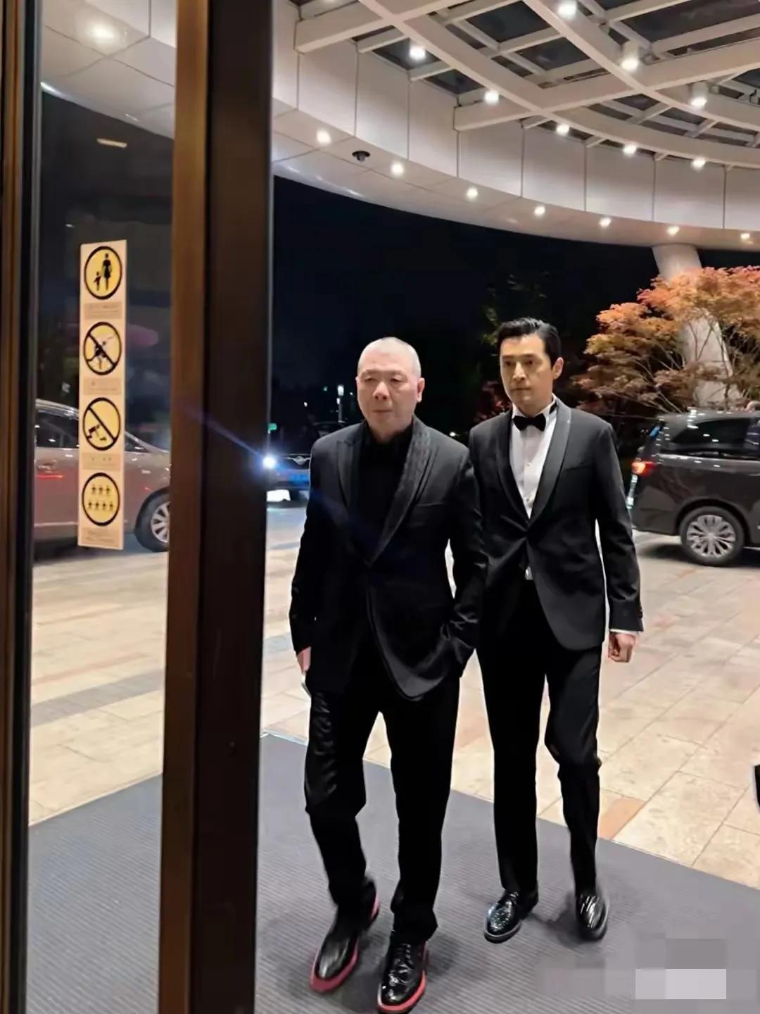 冯小刚风度翩翩大导演的范，他旁边帅帅哥，风度翩翩，标准英俊帅哥的范，两人身上的魅