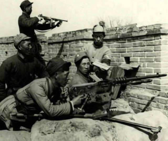 1939年，在山东陵县300名八路军，被1200名日军包围。激战一番后，八路军子