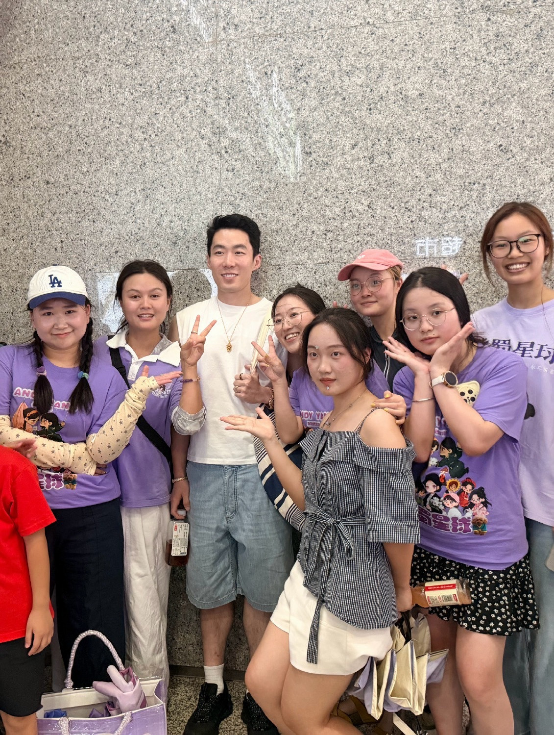 我特么笑的想亖，大雷子被我们围住了