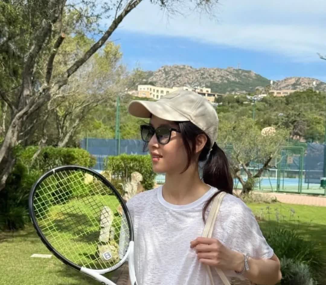 家人们谁懂啊！昨天章泽天晒健身照被喷