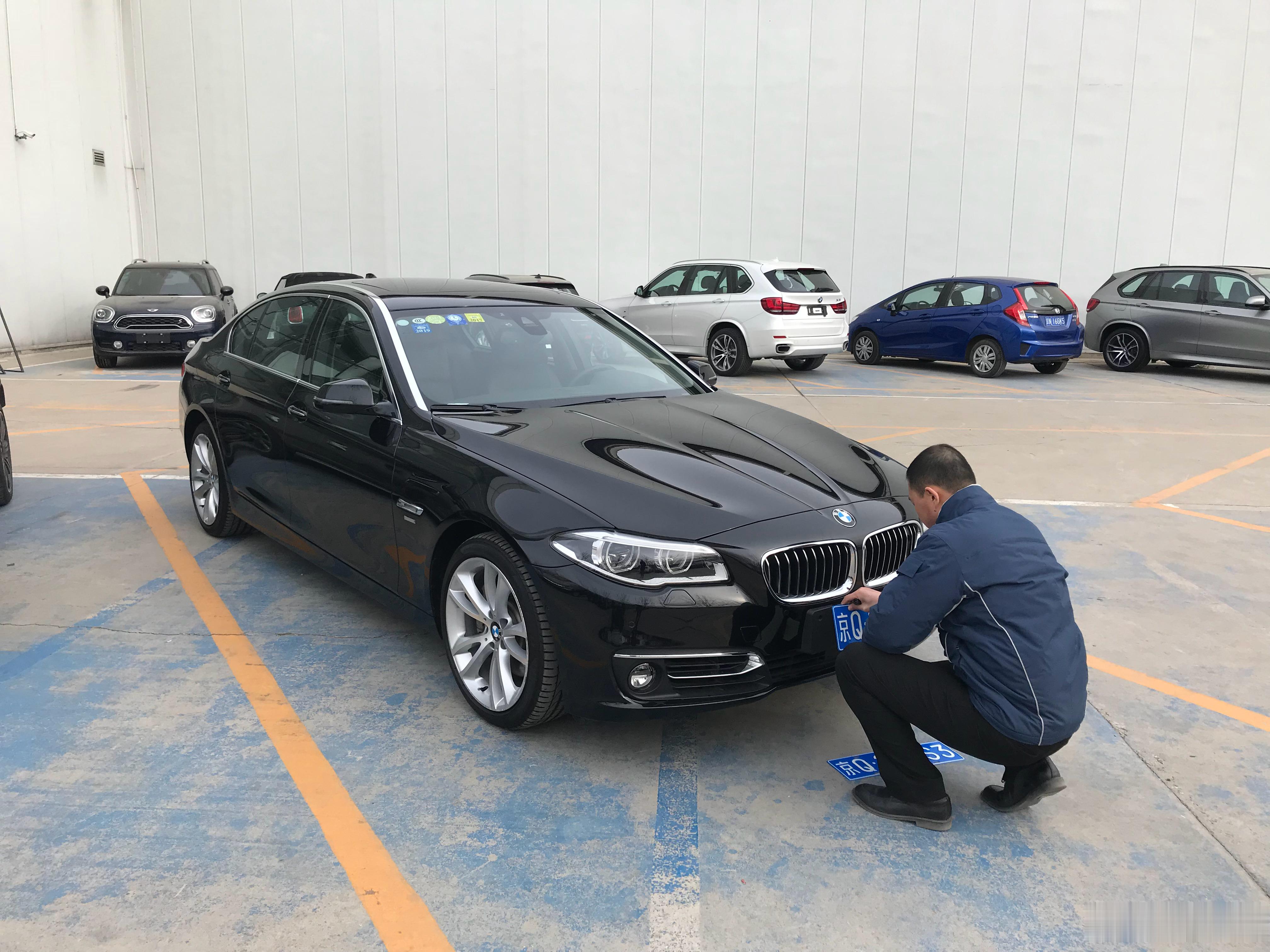 你会在乎提车仪式感吗第一辆车的时候会。但买过五辆新车以后真的越来越无所谓了。签字