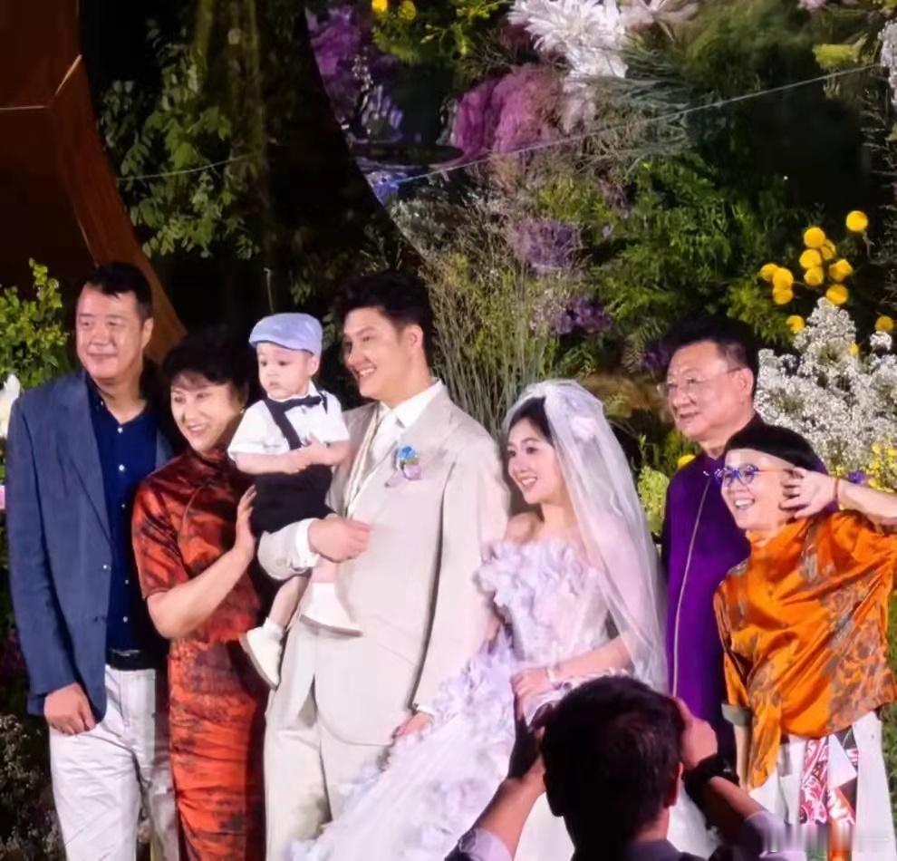 金龟子女儿婚礼现场曝光！何炅因工作缺席，一家七口身高成谜！​​​