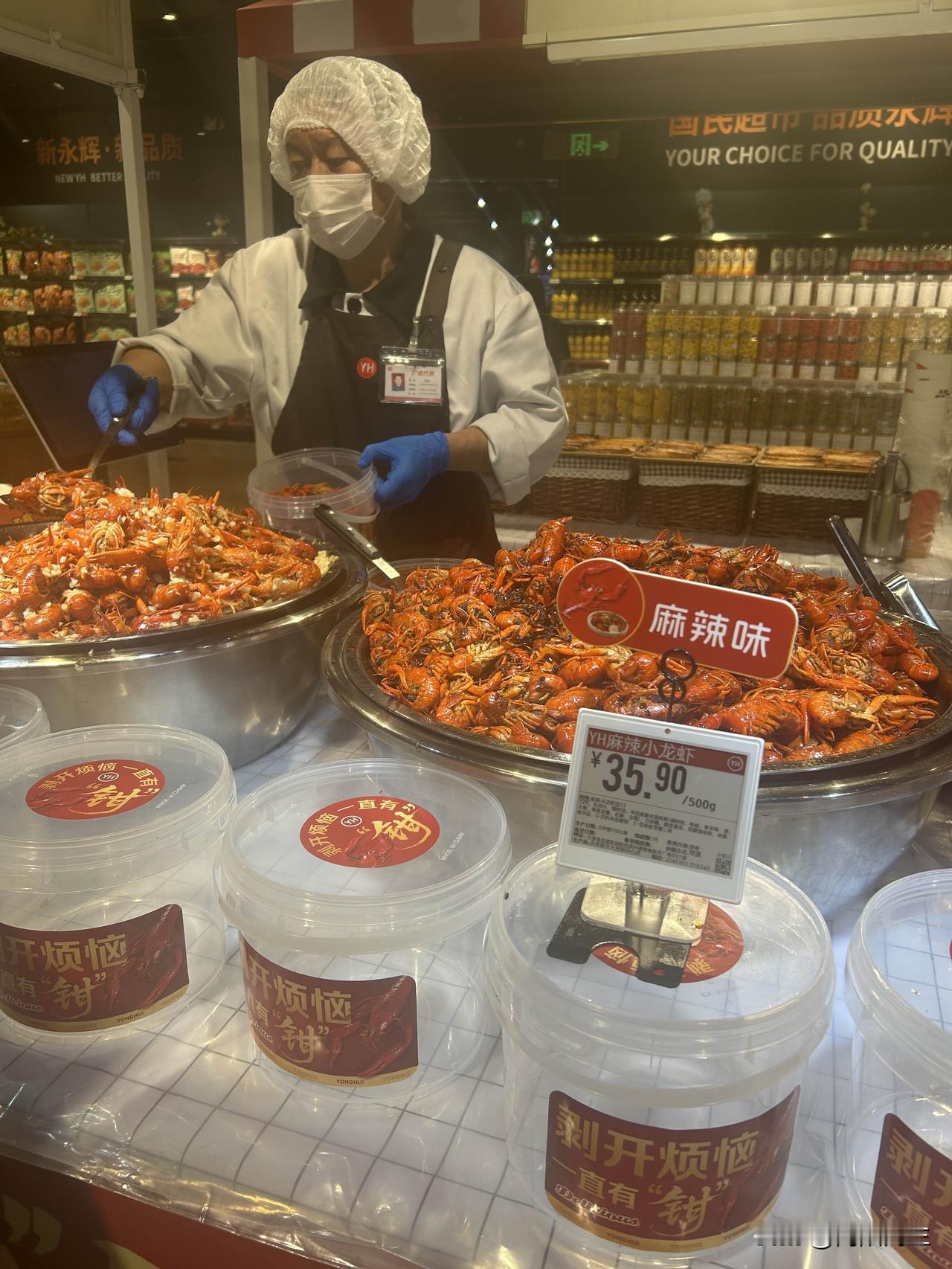 下午接到小闺女后去了一趟超市。看到现做的小龙虾99元3斤。想到大闺女最喜欢吃