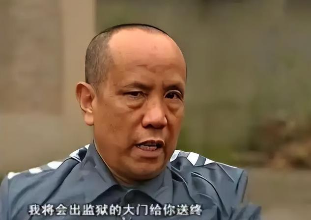 1988年，罪犯王金全趁狱警转身的空隙，一头钻进监区厕所的大便槽。从粪便槽内一寸