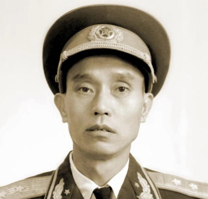 1947年，一名解放军师长，大腿根部受伤住院，这时，一19岁女护士来到他的病房，