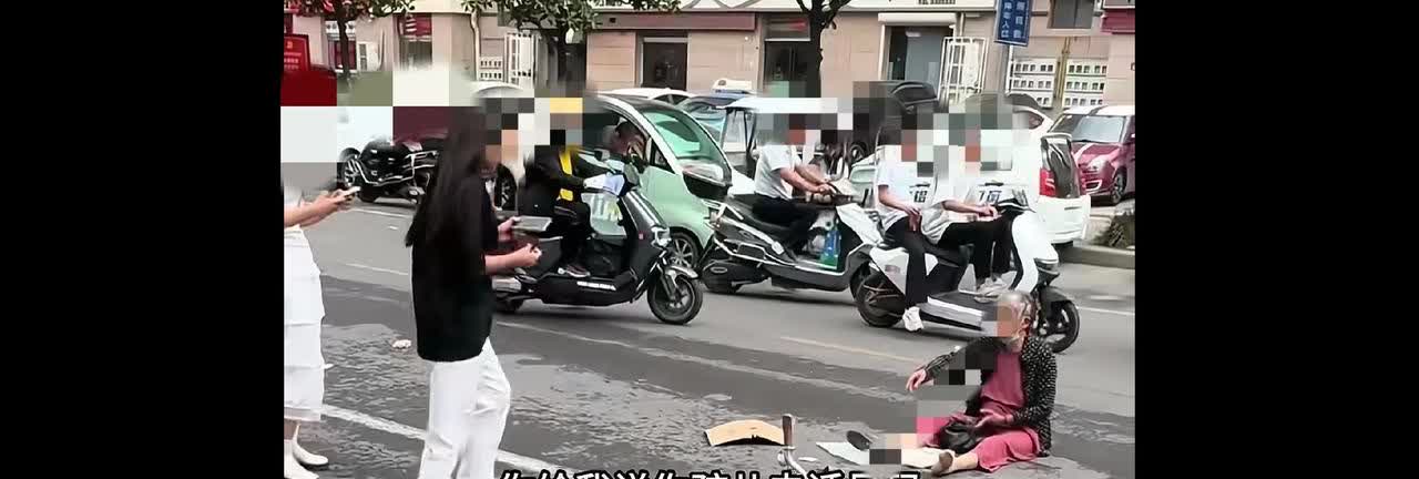 一个老人骑自行车摔倒在地，头上全是血，没人敢扶。老人哀求一个女孩帮忙打电话给她孩