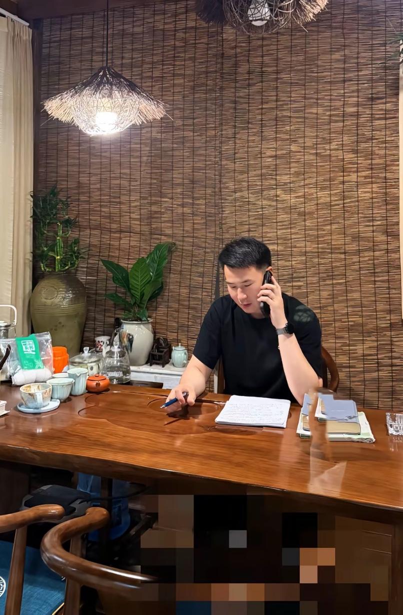 陈亚男帅气的老公，大鹏正坐在茶台前，这两天涨粉近两万。不能小看陈亚男的影响力啊，