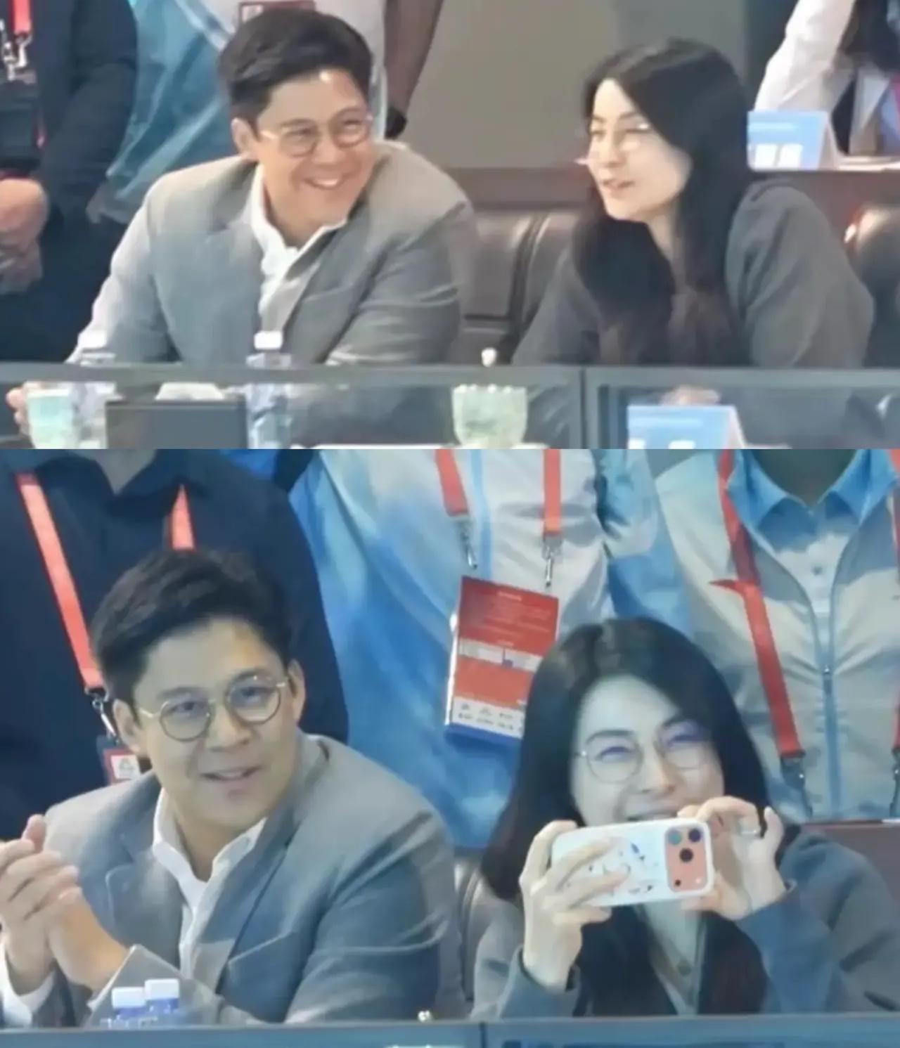霍启刚和郭晶晶同坐全运会现场一起举着新款17pro拍比赛，两人有说有笑，十分甜