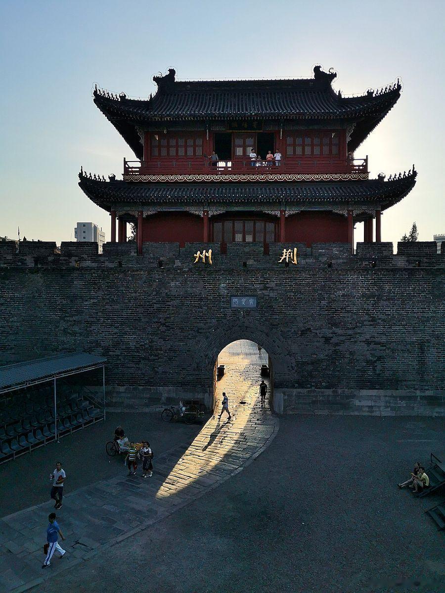秋日生活打卡季秋日生活打卡季荆州古城国庆没挤去热门景点凑热闹，反倒在荆州古城