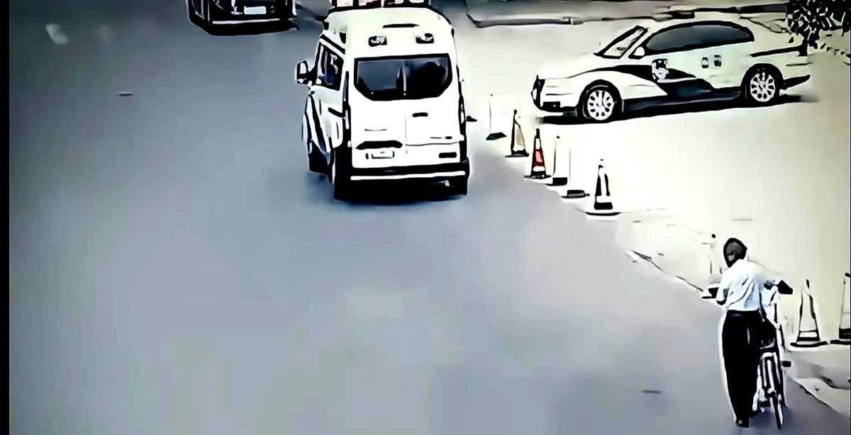 三百多万的买的大G，此刻回本250万，因考生走错考场被警察征用，用来送考生，28