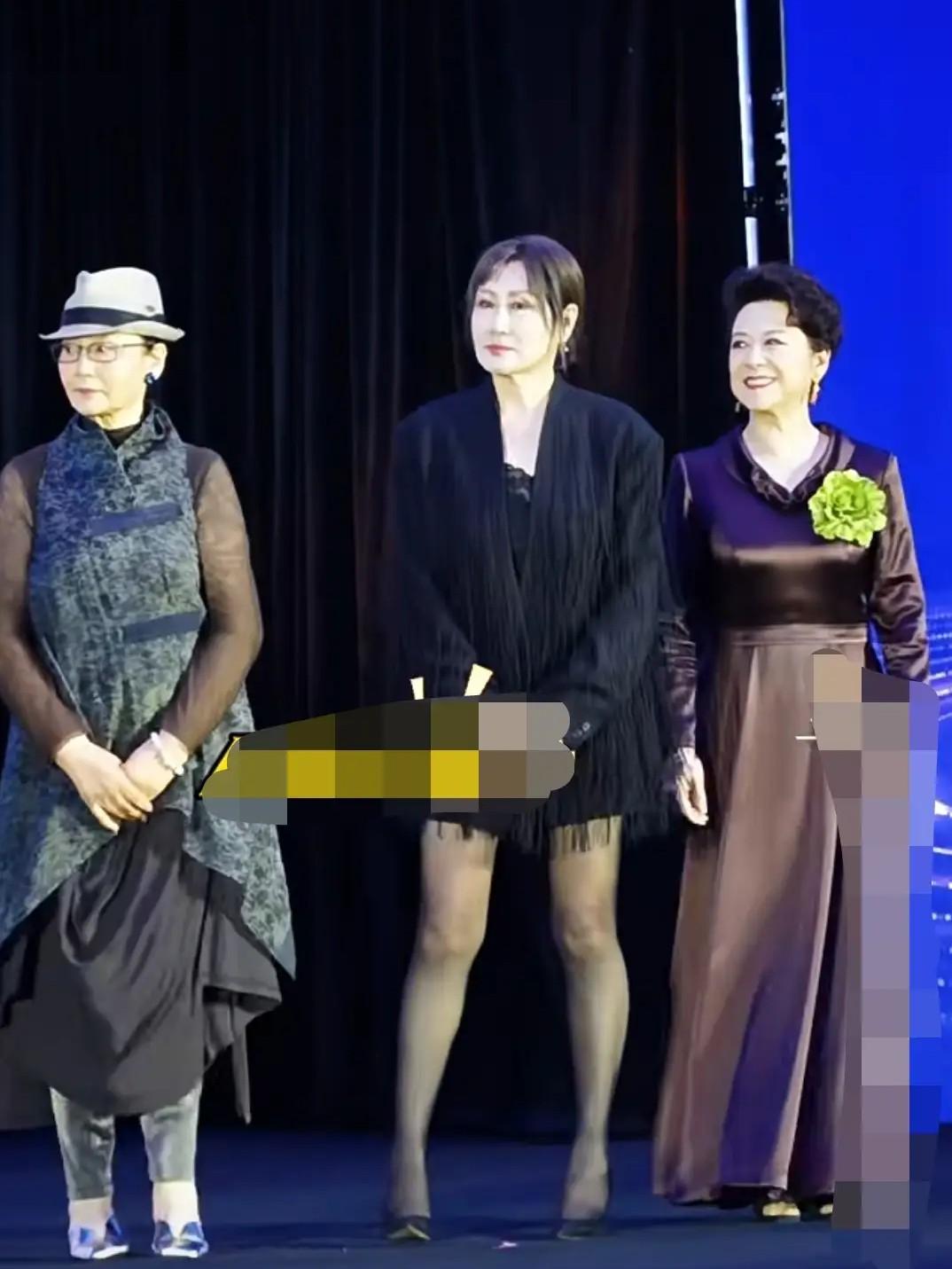 你觉得张凯丽这样穿合适吗？63岁的张凯丽在出席活动时选择了这样的一身穿搭，与她身