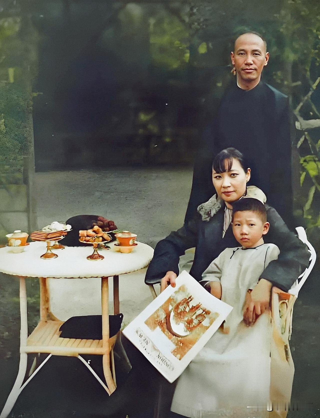 一九二六年，上海，宋美龄与外甥女孔令伟及蒋中正的合影老照片，彼时宋与蒋还没有结婚