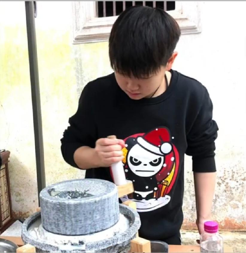 难得挖到19年19岁孙颖莎下乡活动旧照，满满烟火气✨偶然翻到2019年深大