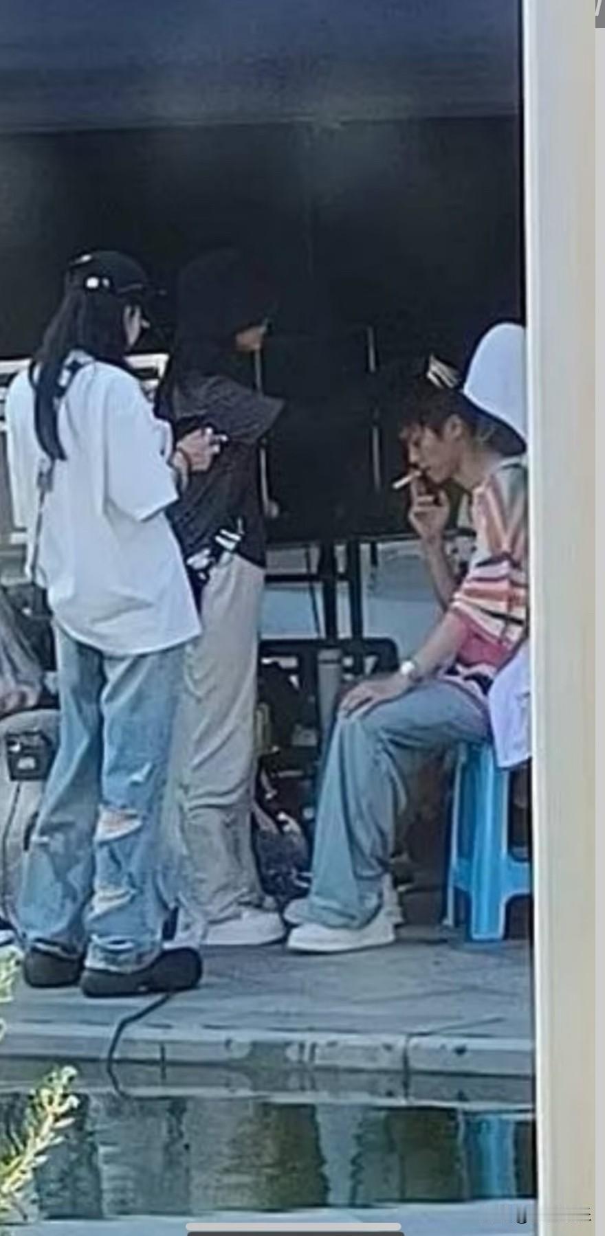 跟前经纪人根本没分开吧？带着进组也一直形影不离啊据说公司还是夫妻档？这种根