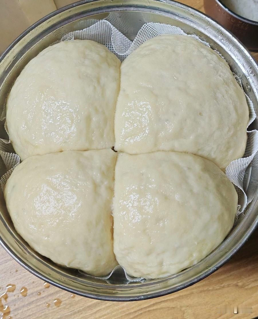 我自己蒸的馒头，之所以这个熊样，我总结以下几点：一，天冷面没发好。二，没揉好面，